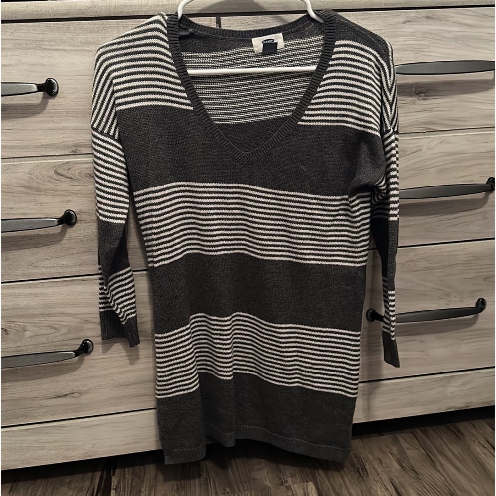 Old navy women’s v neck sweater